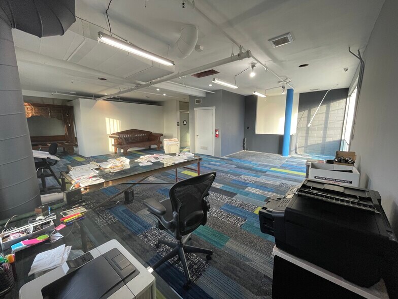 More Photos Of 2000 Cotner Ave, Los Angeles Showroom For Lease