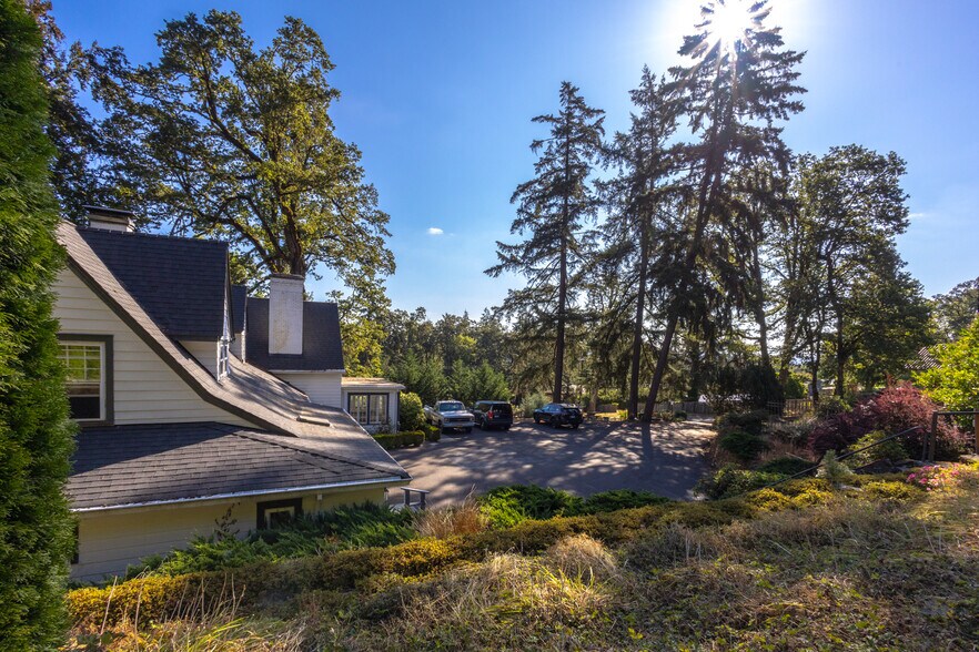 More Photos Of 20255 Willamette Dr, West Linn Specialty For Sale