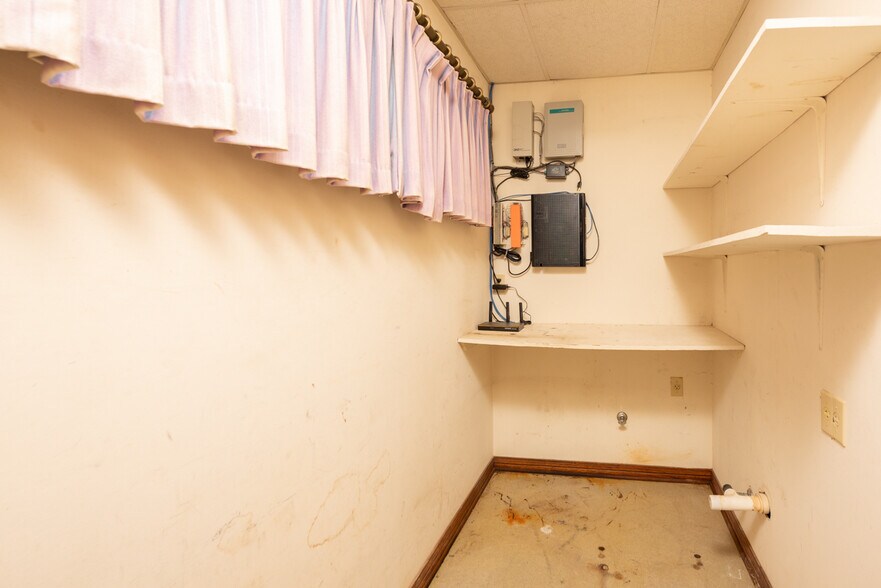 More Photos Of 900 E Broad St, West Point Office For Sale