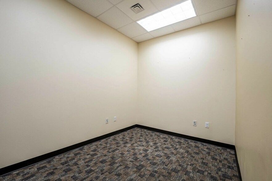 More Photos Of 1121 E Austin, Harlingen Office For Lease