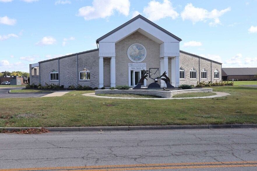 More Photos Of 8815 Wesleyan Rd, Indianapolis Office For Sale