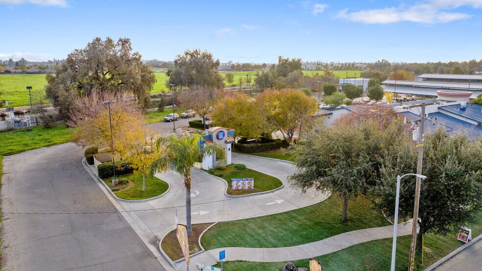 More Photos Of 1103 W Caldwell Ave, Visalia Freestanding For Sale