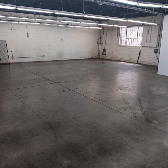 More Photos Of 233 W 33rd St, Los Angeles Warehouse For Lease