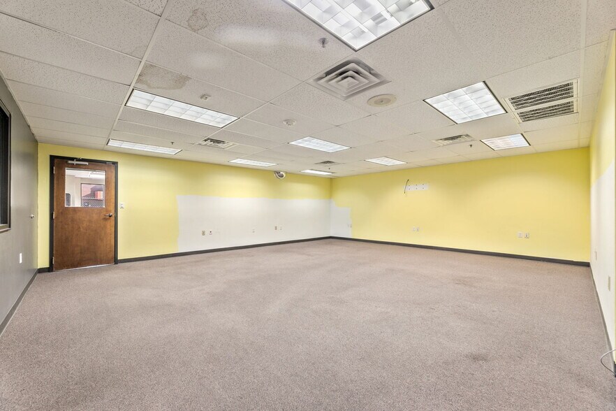 More Photos Of 940 N I-35 E, Lancaster Auto Dealership For Lease