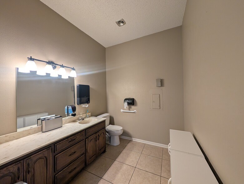 More Photos Of 902 W Kramer Rd, Burkburnett Flex For Sale