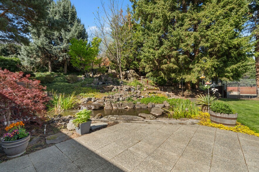 More Photos Of 1001 Cherry Heights Rd, The Dalles Flex For Sale