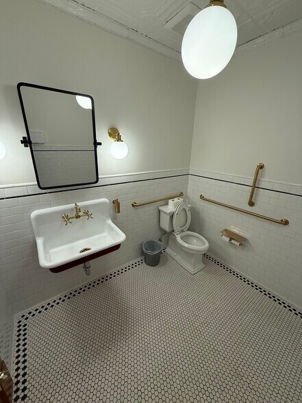 More Photos Of 22 Grinnell Plz, Sheridan General Retail For Lease