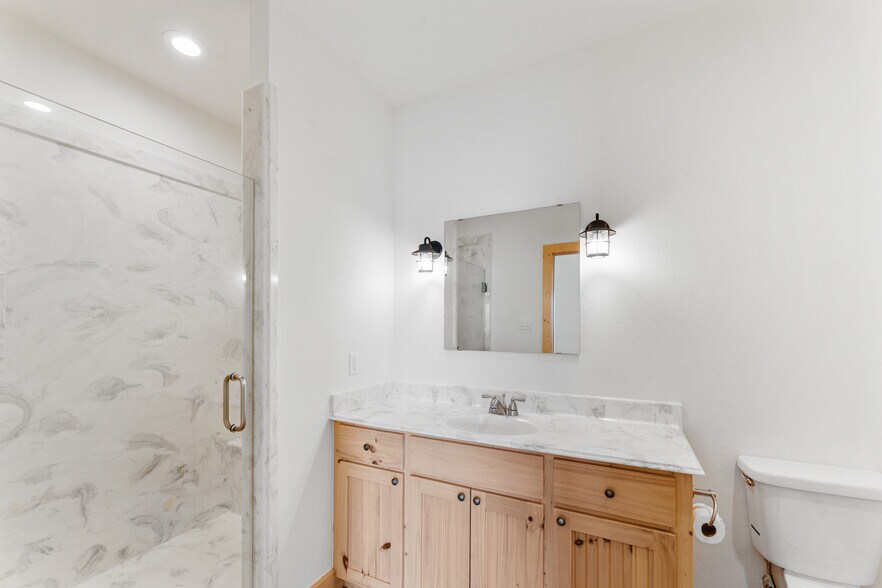 More Photos Of 9702 Surrey Ln, Richmond Light Distribution For Sale