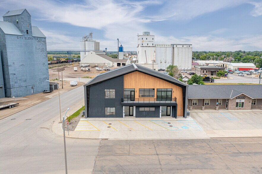 More Photos Of 107 Washington Ave, Williston Flex For Sale