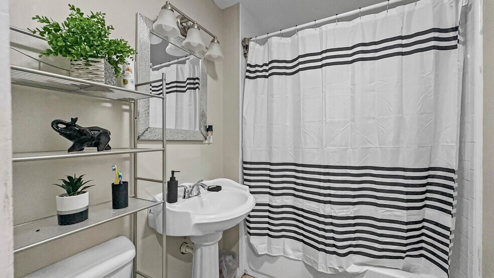 More Photos Of 300 S Cedar St, Crockett Apartments For Sale