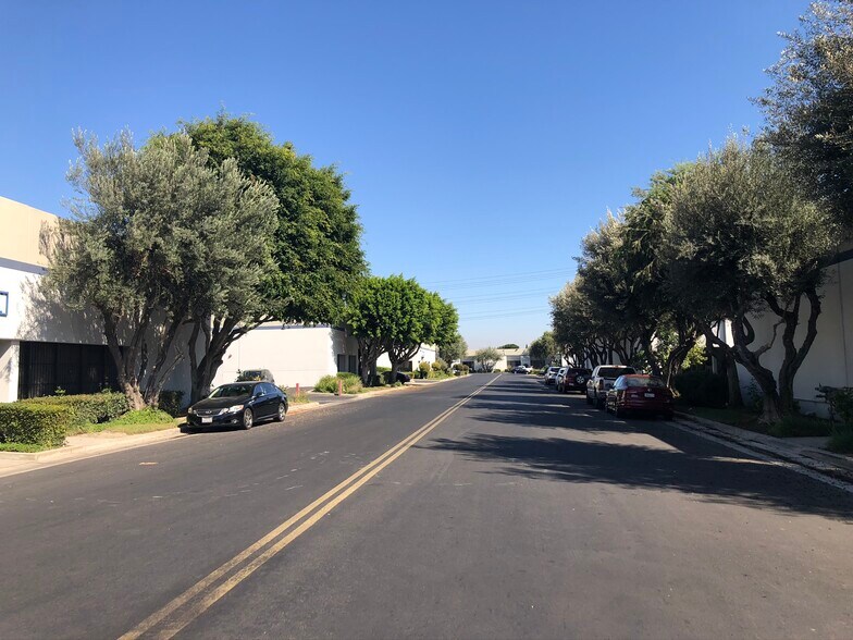 More Photos Of 15946-15948 Downey Ave, Paramount Warehouse For Lease