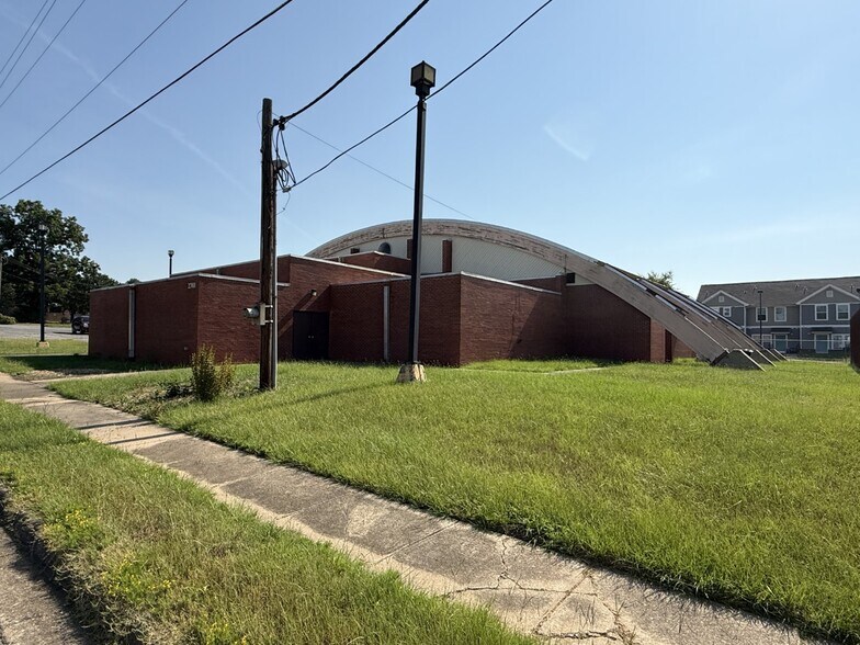Primary Photo Of 2701 Main st, Little Rock Sports And Entertainment For Sale
