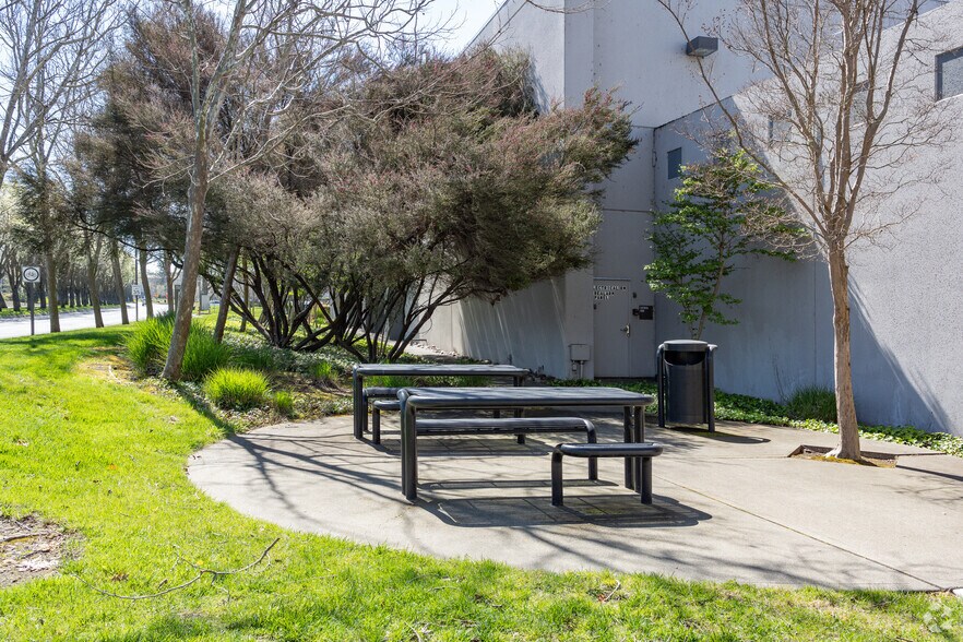 More Photos Of 2557 Napa Valley Corporate Dr, Napa Warehouse For Lease