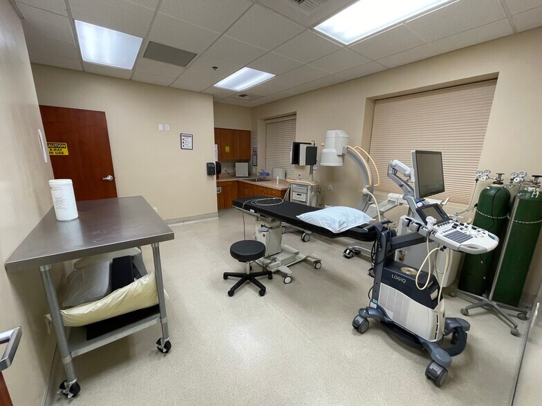 More Photos Of 9900 Stockdale Hwy, Bakersfield Medical For Lease