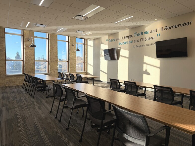 More Photos Of 2 N 8th St, Manitowoc Medical For Lease