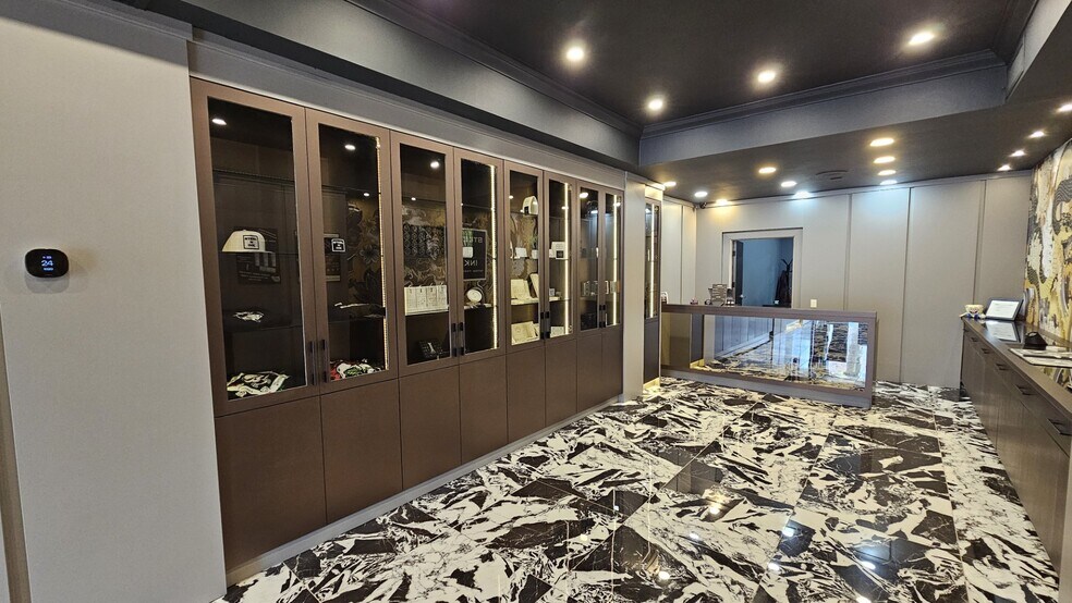 More Photos Of 424 Eglinton Ave W, Toronto Storefront For Lease