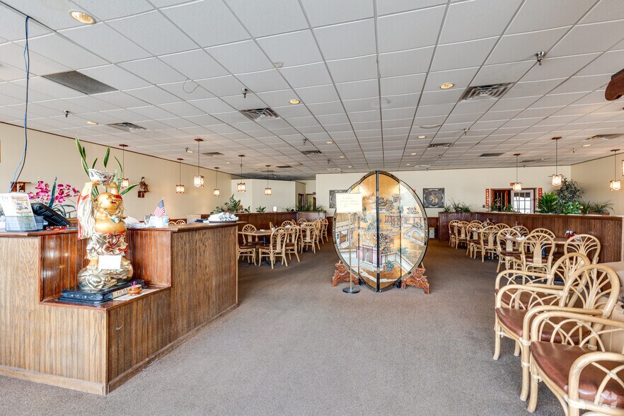 More Photos Of 1605 1st St S, Willmar Storefront For Lease