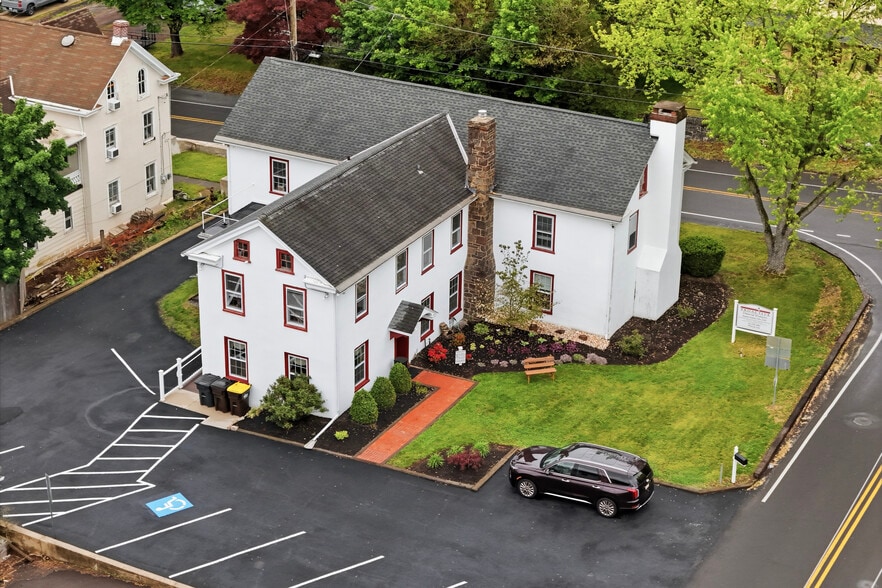 More Photos Of 46 Hilltown Pike, Line Lexington Office For Sale