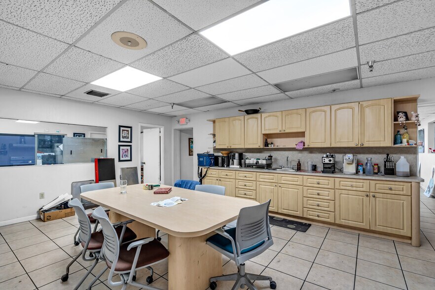 More Photos Of 7395 W 18th Ln, Hialeah Warehouse For Sale