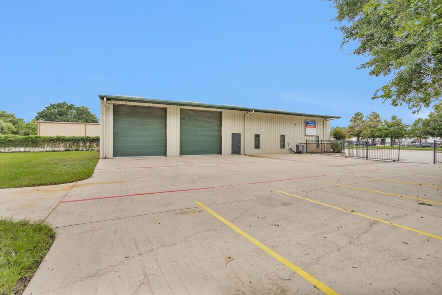 More Photos Of 11111 Neeshaw Dr, Houston Industrial For Lease