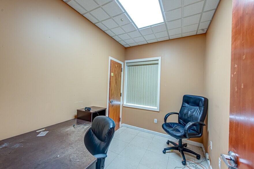 More Photos Of 63 Eastport Manor Rd, Eastport Office For Sale
