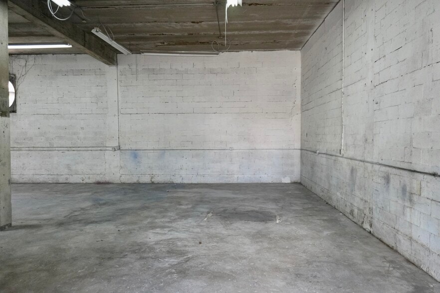 More Photos Of 2282 NW 21st Ter, Miami Warehouse For Lease