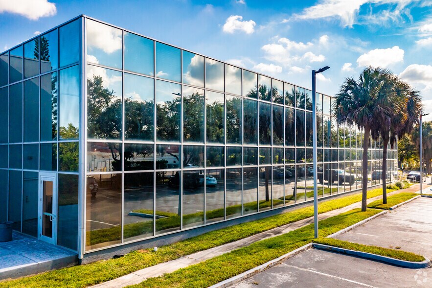 More Photos Of 300 Oakwood Ln, Hollywood Flex For Sale