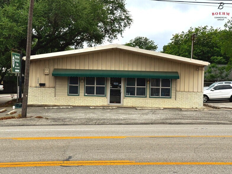 More Photos Of 1220 S Main St, Boerne Office For Lease