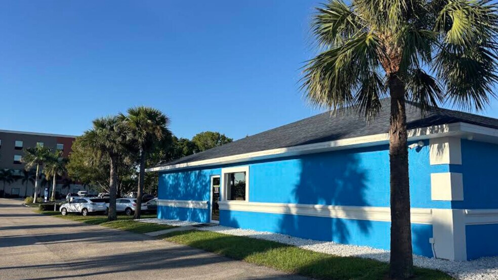 More Photos Of 11170 Summerlin Square Dr, Fort Myers Beach Office For Sale