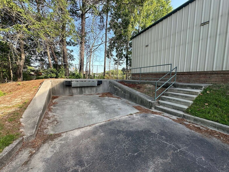 More Photos Of 3208 Mill St, Summerville Showroom For Lease