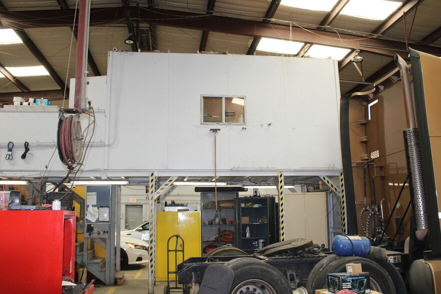 More Photos Of 1936 W Commerce St, Dallas Industrial For Lease