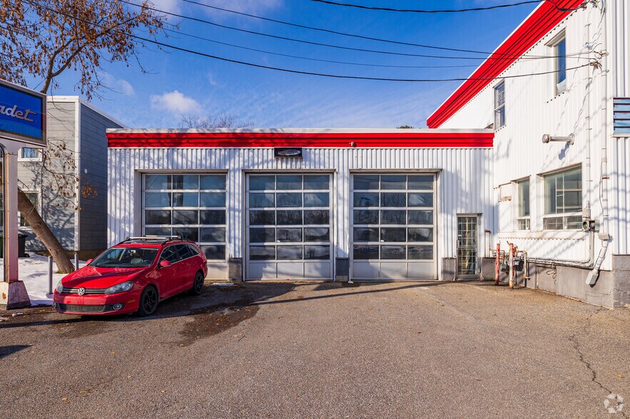 More Photos Of 1280 Boul Laurier E, Saint-Hyacinthe Light Distribution For Lease