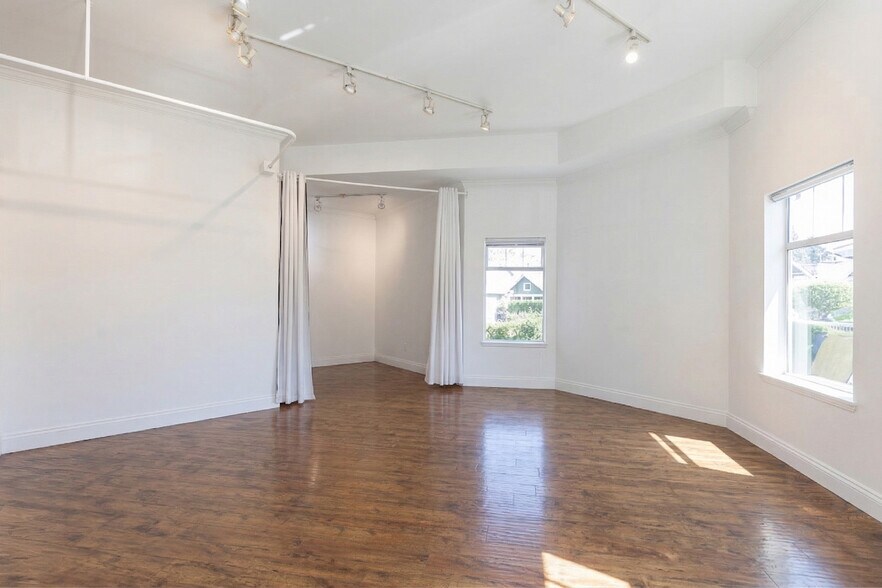 More Photos Of 12185 Beecher St, Surrey Storefront For Sale