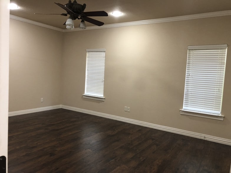 More Photos Of 1400 W Mayfield Rd, Arlington Loft Creative Space For Sale