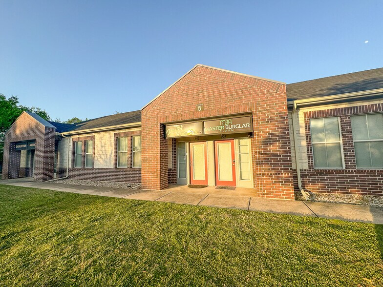 More Photos Of 1311 Chisholm Trl, Round Rock Office For Sale