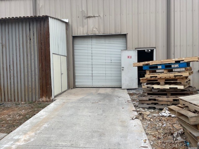 More Photos Of 175 Commerce Dr, Chatsworth Industrial For Lease