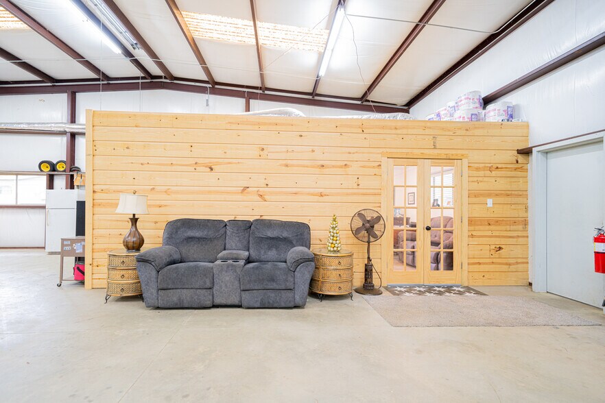 More Photos Of 434 Gamel rd, Longview Flex For Sale