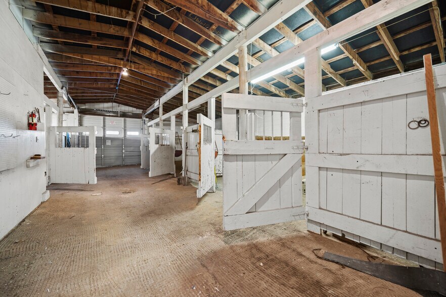 More Photos Of 5280 Edison Ave, Colorado Springs Veterinarian Kennel For Sale