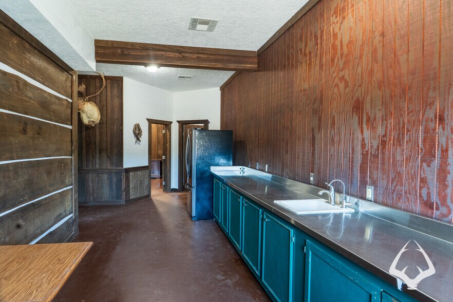 More Photos Of 205 N Wheeler Rd, Colmesneil Office For Sale