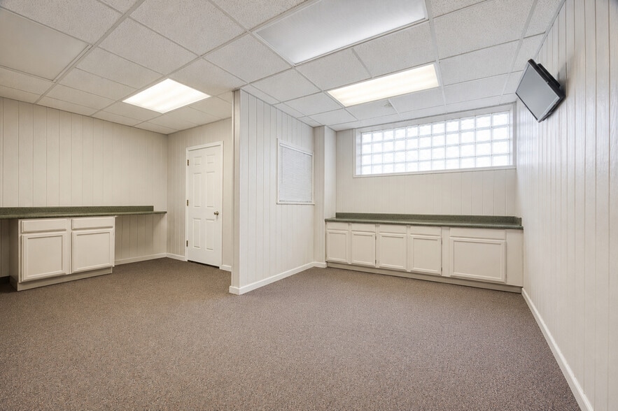 More Photos Of 20825 Plymouth Rd, Detroit Medical For Sale