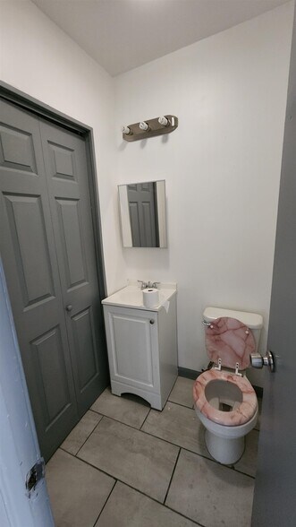 More Photos Of 18-20 Bergen Ave, Jersey City Storefront Retail Residential For Lease