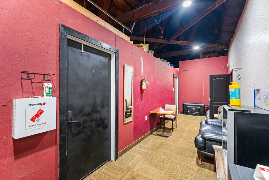 More Photos Of 13087 Hwy 271 N, Tyler Bar For Sale