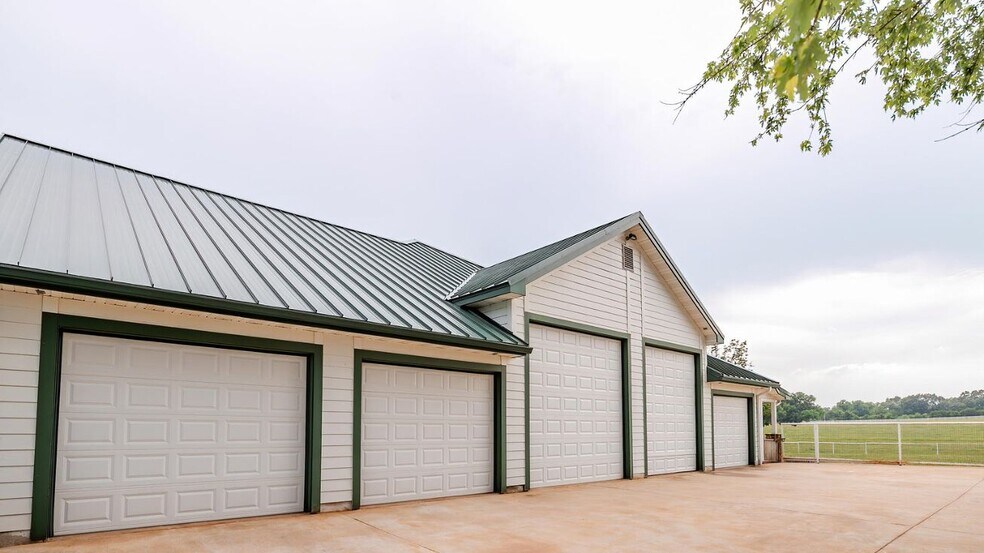 More Photos Of 352 MO-245, Dadeville Horse Stables For Sale