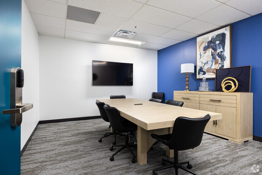 More Photos Of 2055 Craigshire Rd, Saint Louis Office For Lease