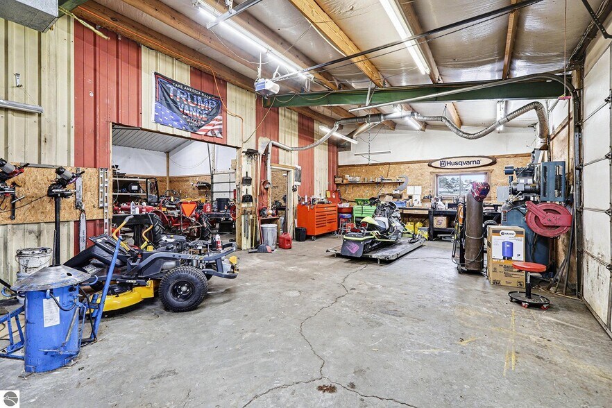 More Photos Of 414 S Mitchell St, Cadillac General Retail For Lease