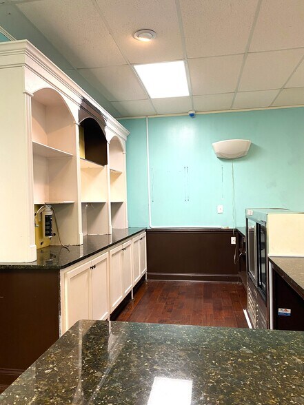 More Photos Of 5076 Sunset Blvd, Lexington Storefront Retail Office For Lease