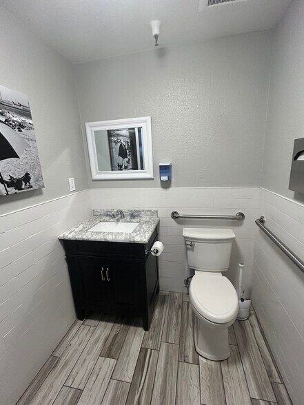 More Photos Of 335 Spreckels Dr, Aptos Office For Lease