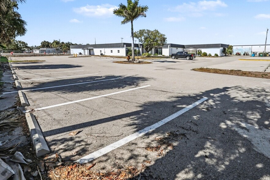 More Photos Of 1288 N Tamiami Trl, North Fort Myers Office For Lease