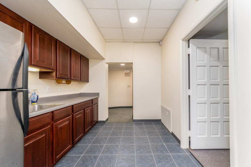 More Photos Of 300 S Saturn Ave, Clearwater Flex For Sale