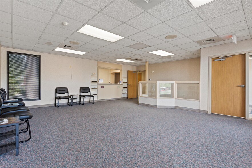 More Photos Of 705 Baptiste Dr, Paola Medical For Lease